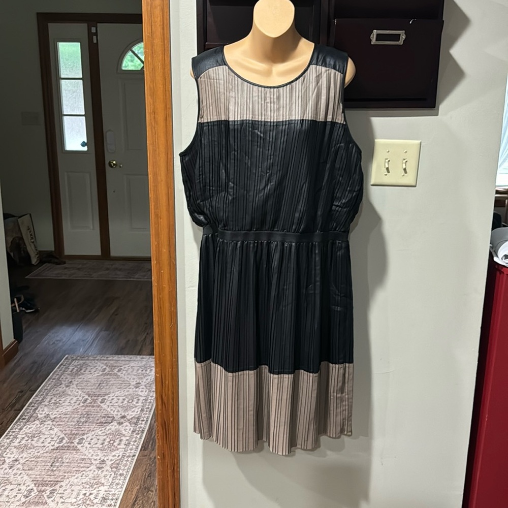 Color Block Pleated Dress